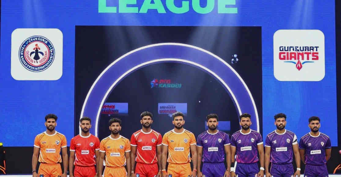 কমনওয়েলথ কাবাডি চ্যাম্পিয়নশিপ ২০২৬-এর লোগো: এক রেইডার, চার ডিফেন্ডার, আর গ্রিডে ধরা পড়া একটা ফাঁক